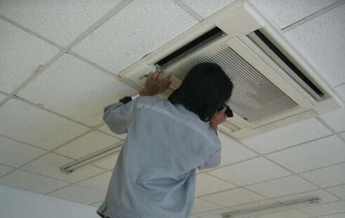 .空調(diào)盡量每月開次機。